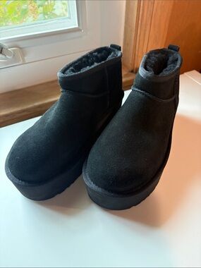 Almost new UGG black ultra mini suede platform boot 6